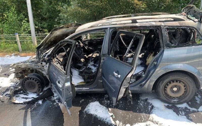 Zapalił się renault. Podróżowała nim trzyosobowa rodzina – FOTO