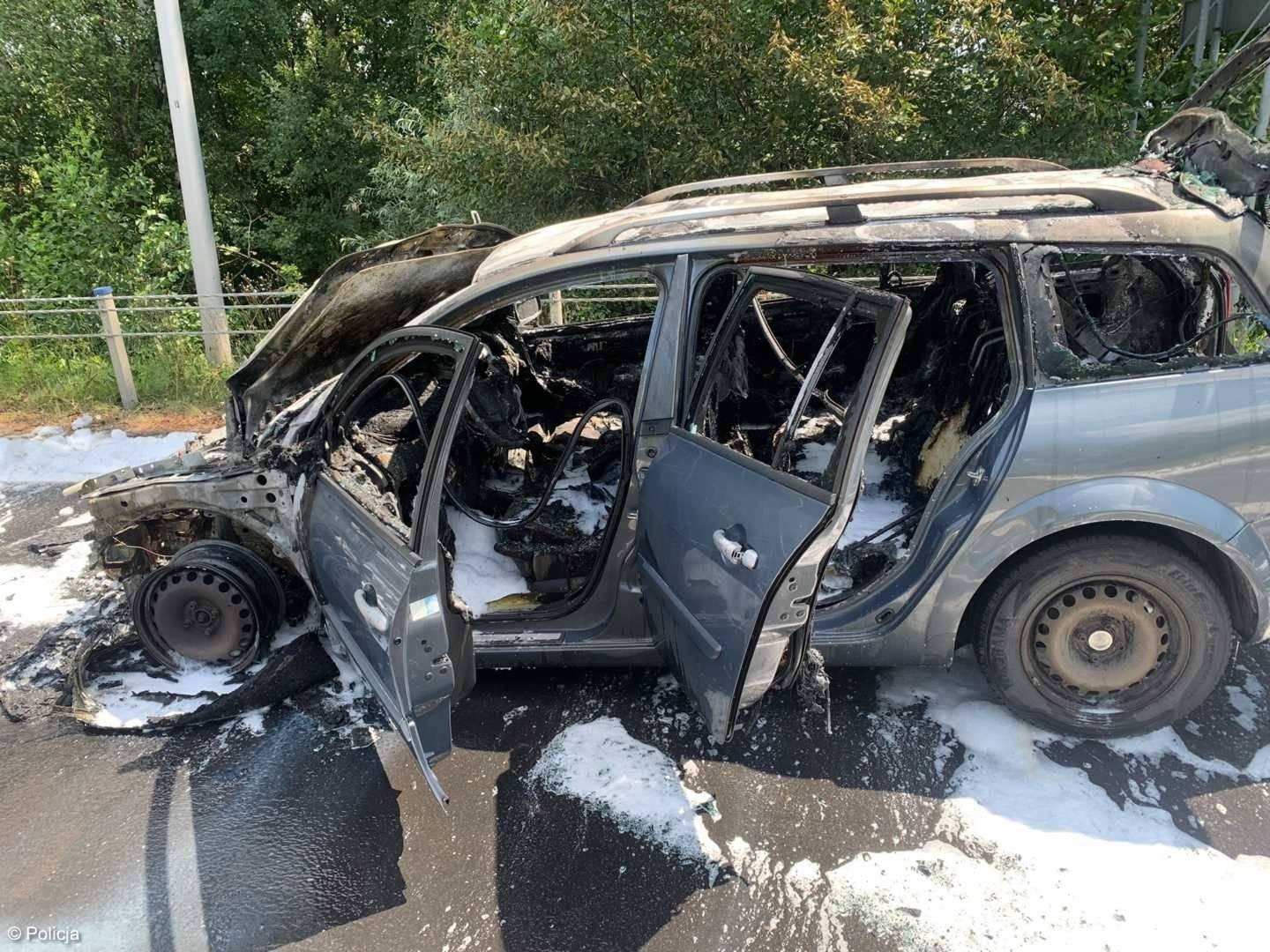 Zapalił się renault. Podróżowała nim trzyosobowa rodzina – FOTO
