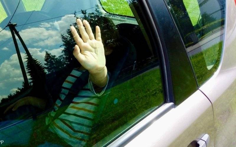 Zostawili córki w samochodzie i poszli na zakupy. Pomogli świadkowie