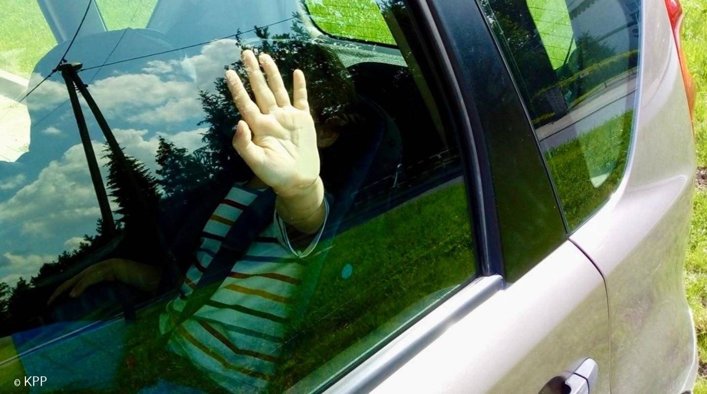 Zostawili córki w samochodzie i poszli na zakupy. Pomogli świadkowie