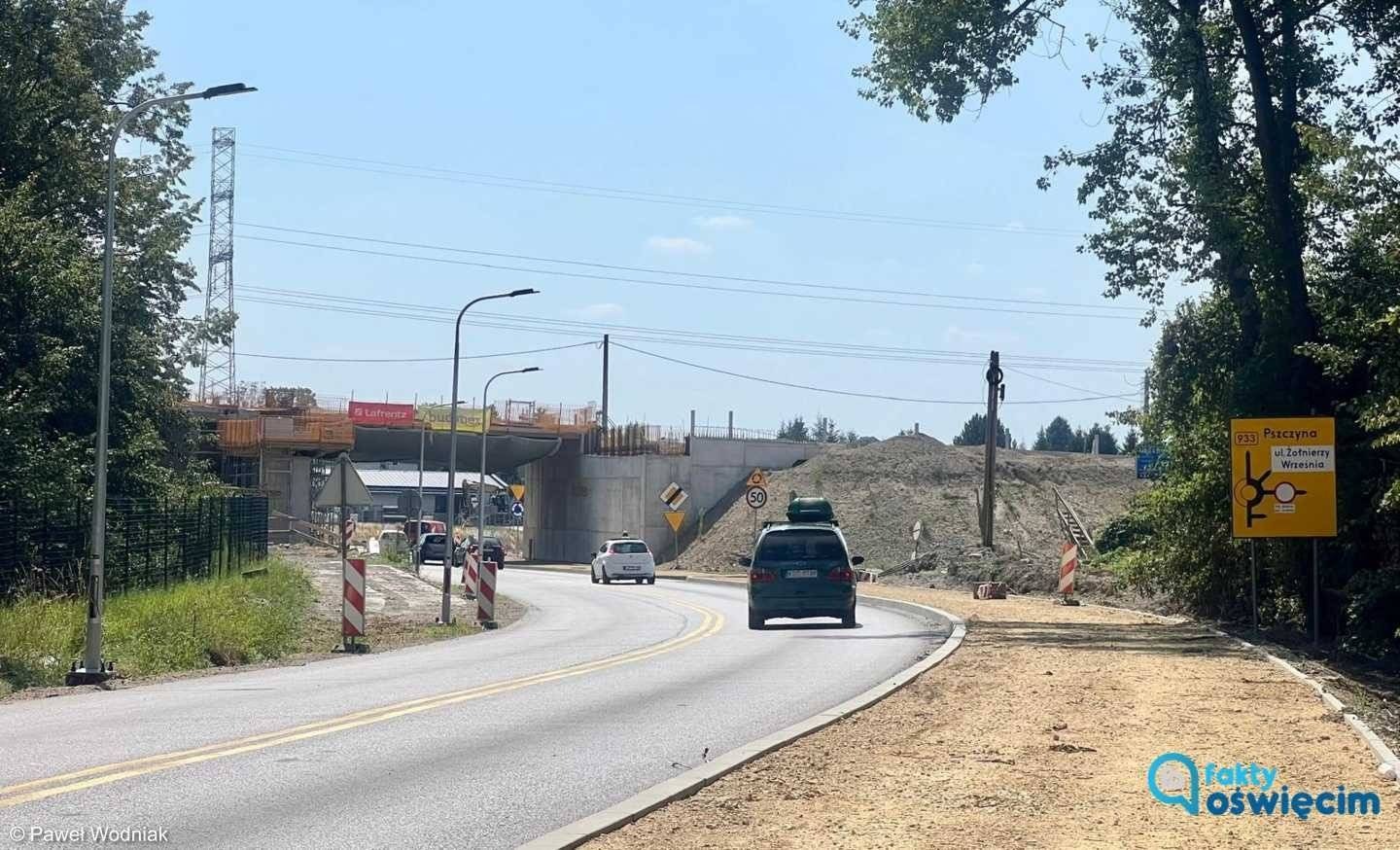 Montaż belek na nowym moście. Nocne utrudnienia na drodze