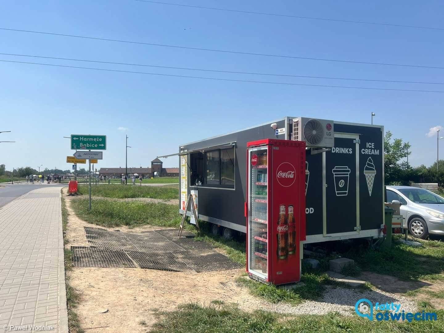 Budka z lodami przy muzeum Birkenau. Powstanie nowa strefa ochronna? – FILM, FOTO