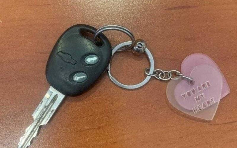 Kto zgubił kluczyk z serduszkowymi brelokami?