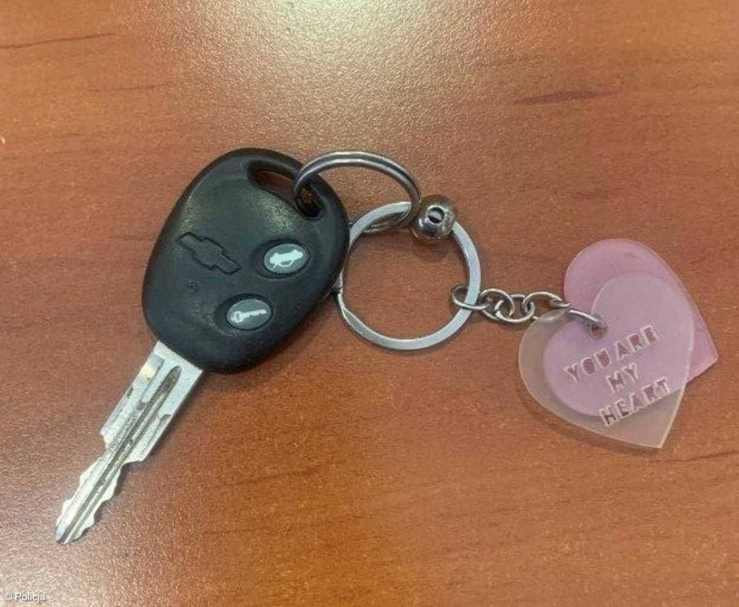 Kto zgubił kluczyk z serduszkowymi brelokami?