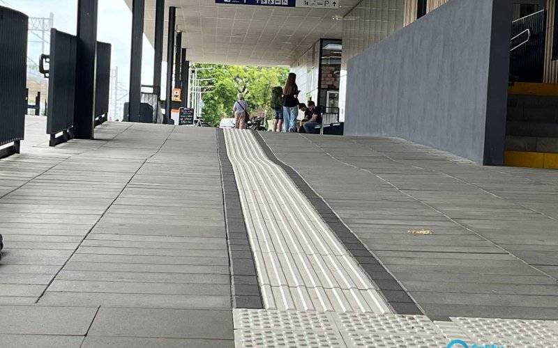 Nierówność na chodniku peronu kolejowego jest zamierzona – FOTO