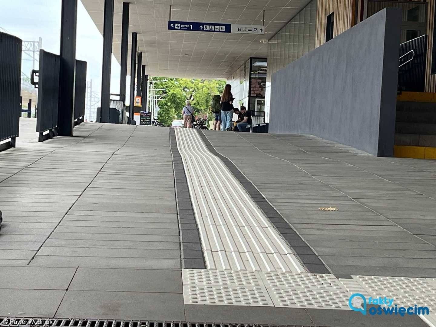 Nierówność na chodniku peronu kolejowego jest zamierzona – FOTO