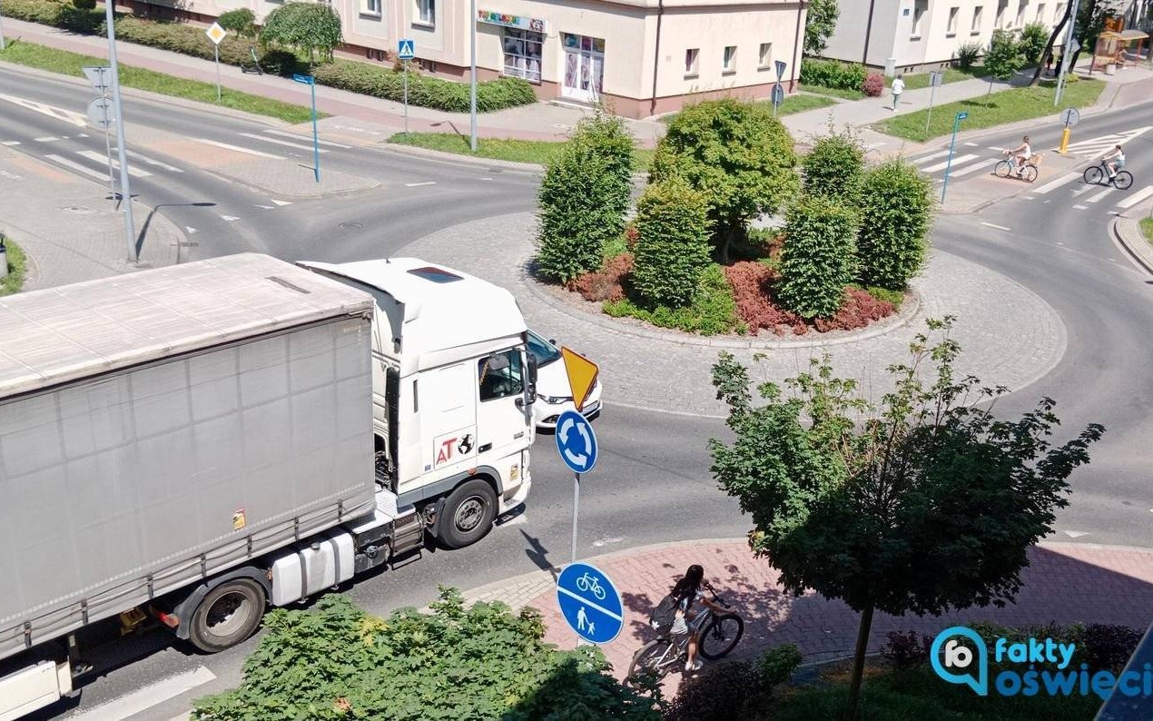 Problem powraca. Ciężarówki niszczą osiedlowe ulice – FILM