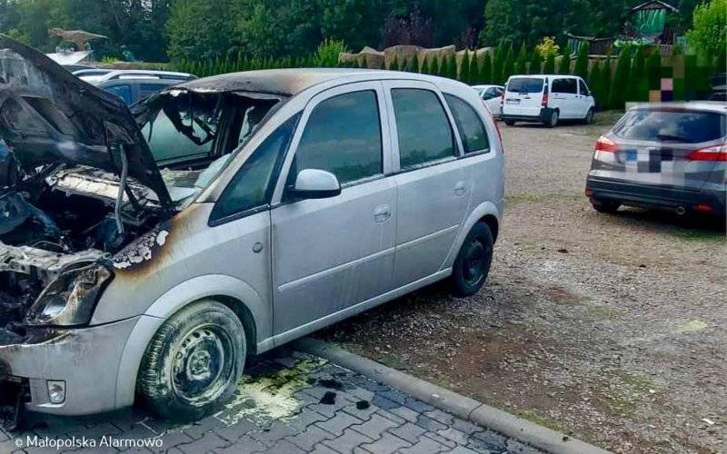 Spłonął samochód na parkingu w Zatorze – FOTO