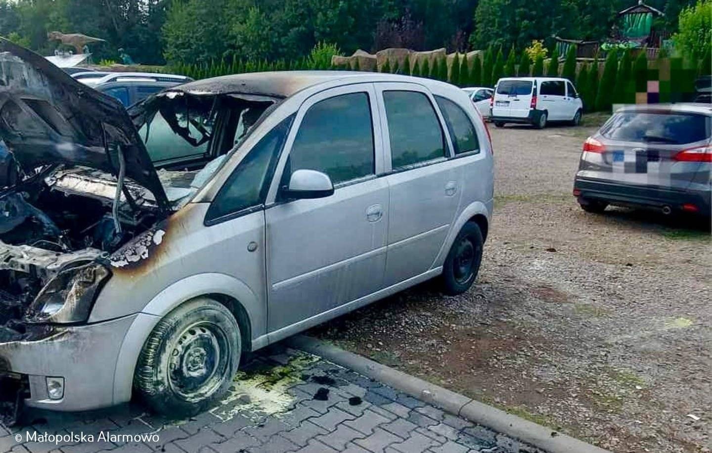 Spłonął samochód na parkingu w Zatorze – FOTO