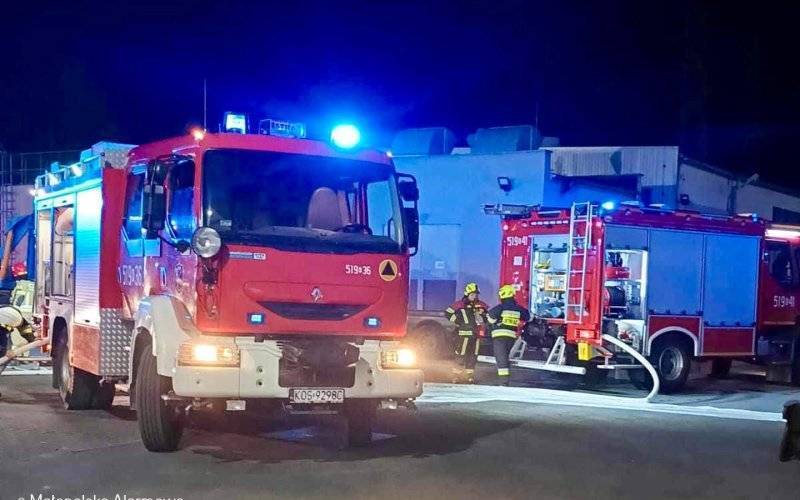 Pożar w Kętach: strażacy opanowali sytuację w hali produkcyjnej – FOTO