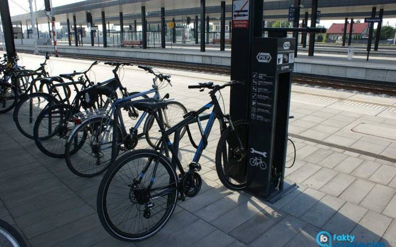 Rośnie liczba rowerowych parkingów na stacjach i przystankach kolejowych