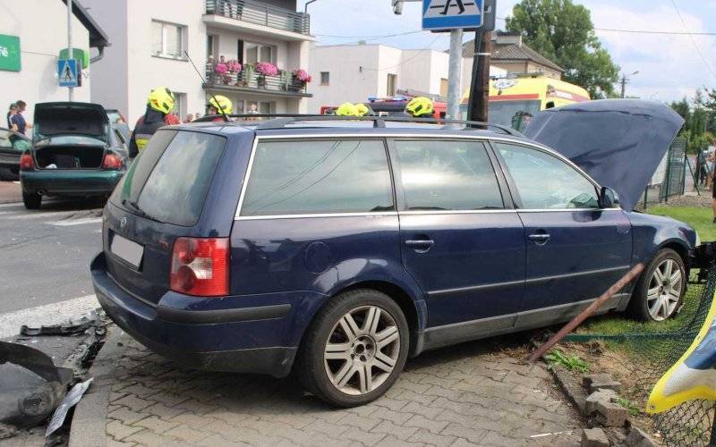 Trzy osoby potrącone po zderzeniu samochodów – FILM, FOTO
