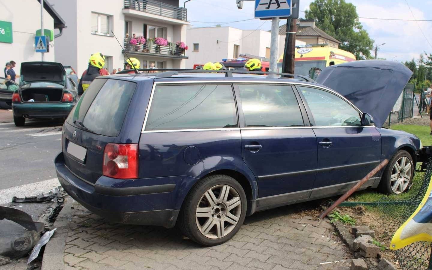 Trzy osoby potrącone po zderzeniu samochodów – FILM, FOTO