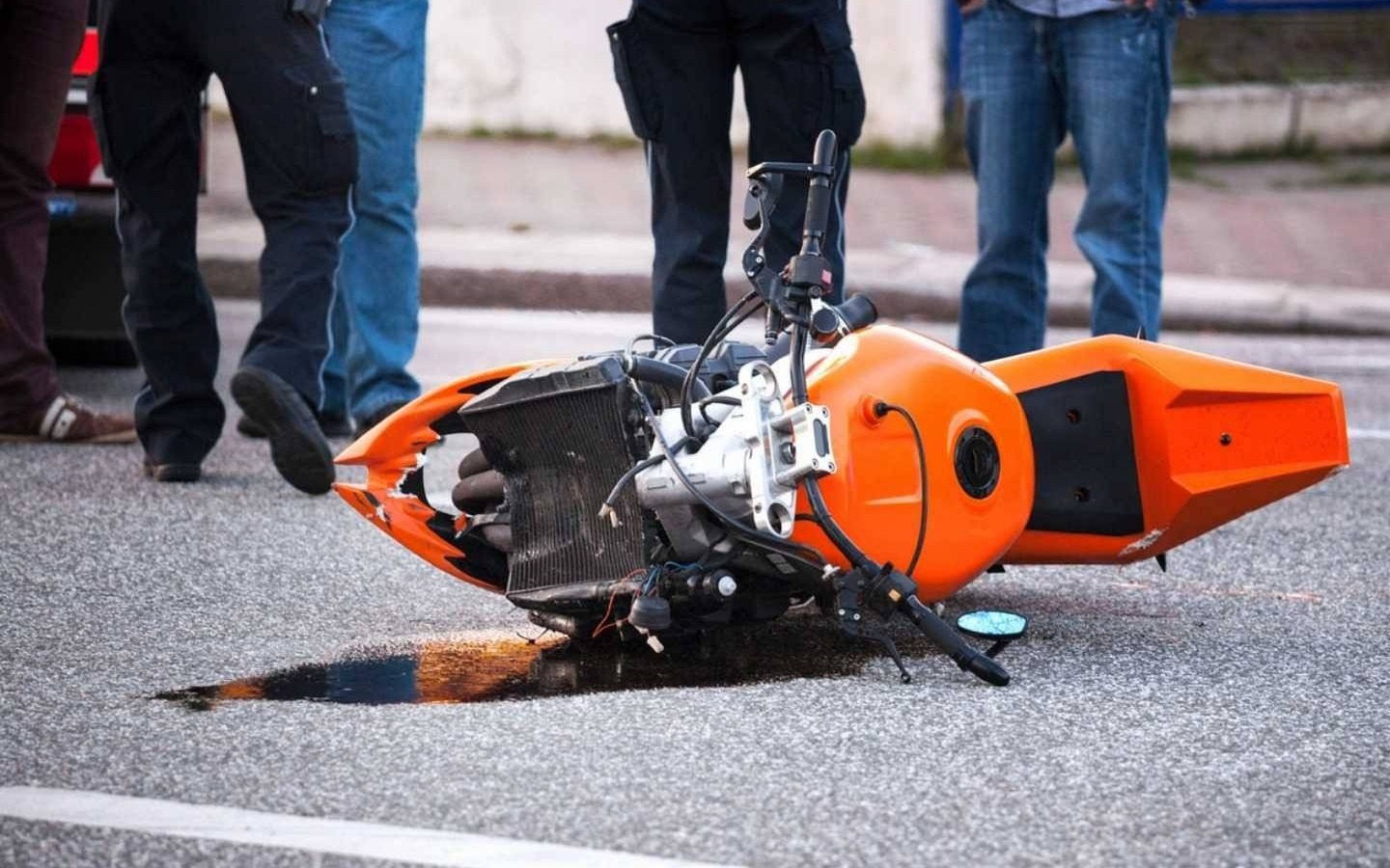 Samochód zatrzymał się przed przejściem, uderzył w niego motocykl