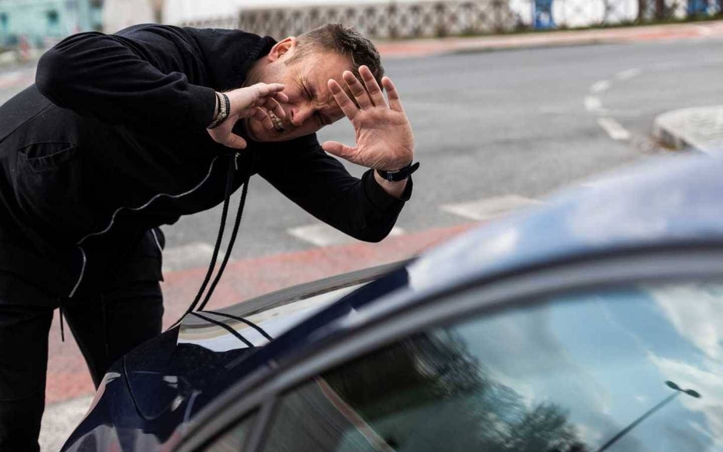 Wchodzi przed samochód i żąda rekompensaty za potrącenie