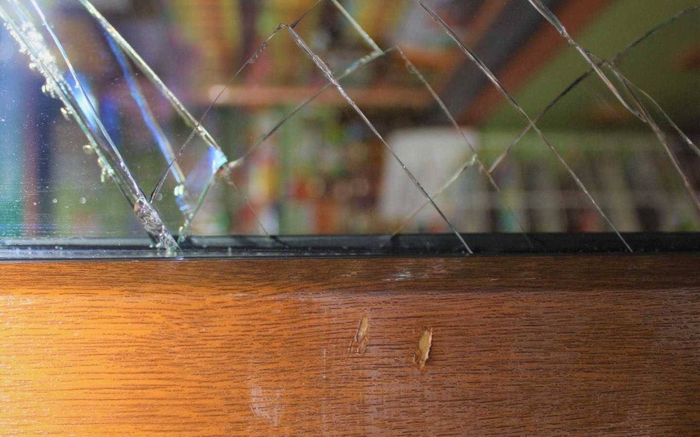 Rozbił szybę w drzwiach i… zadzwonił po pogotowie