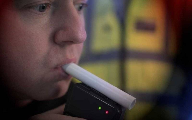 Pijany kierowca wiózł mężczyznę na masce samochodu