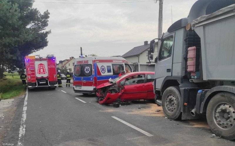 Karambol dwóch ciężarówek i osobówki