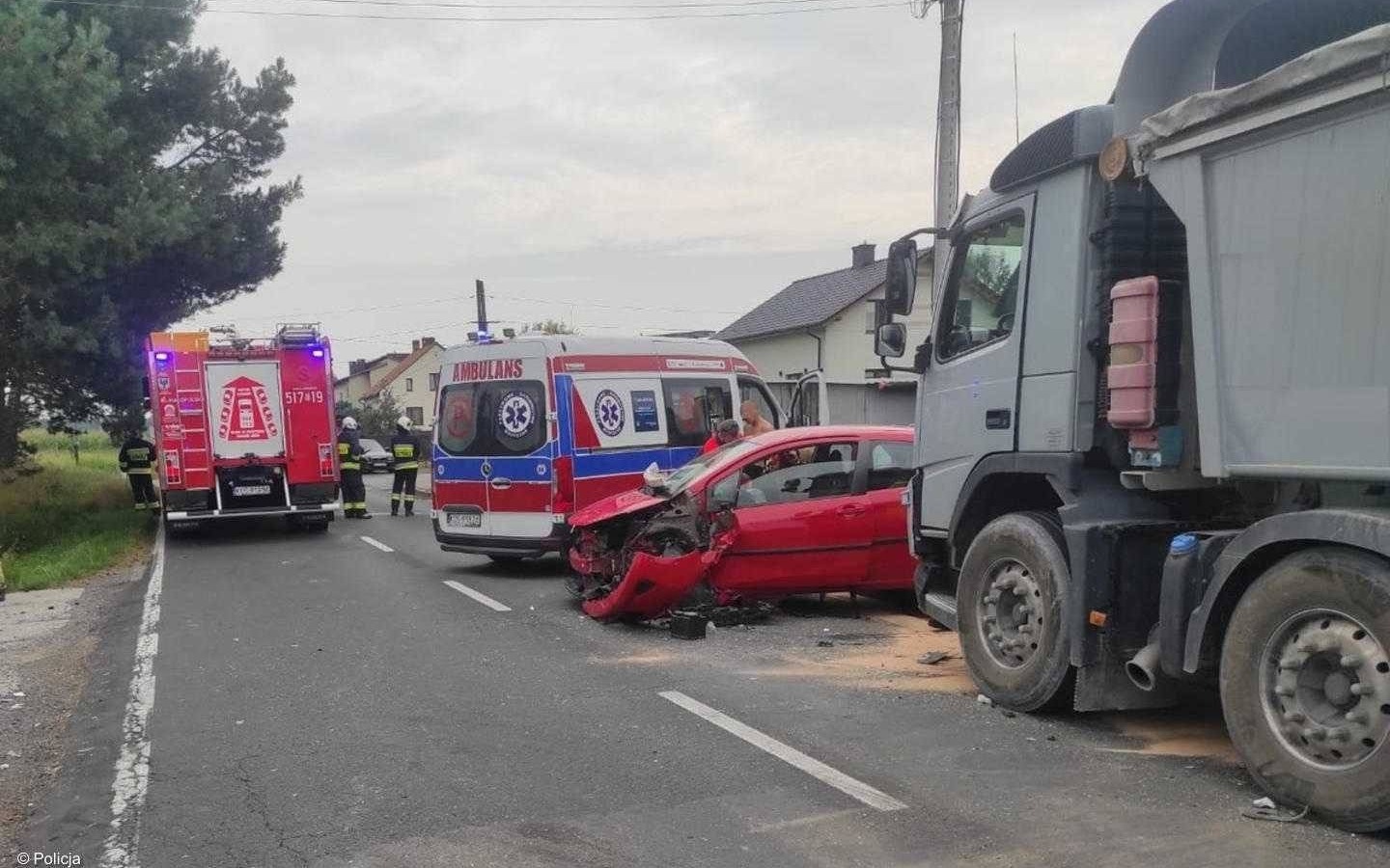 Karambol dwóch ciężarówek i osobówki