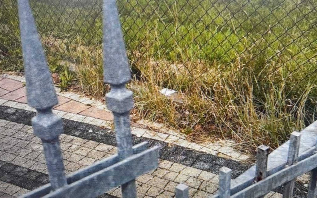 Chłopiec nabił się na pręt i zawisnął na ogrodzeniu