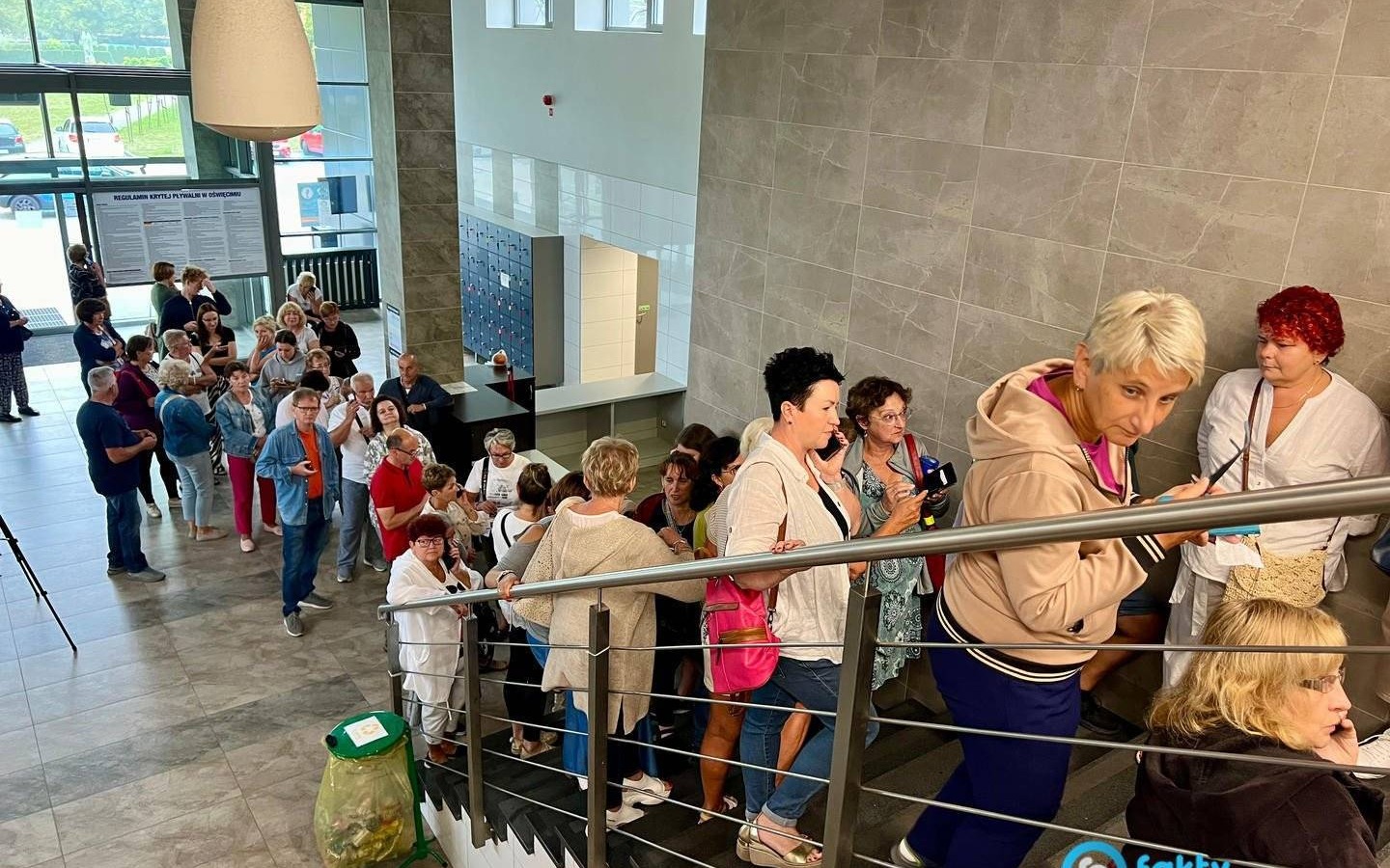 Nerwowa kolejka do zapisów na zajęcia na basenie – FILM