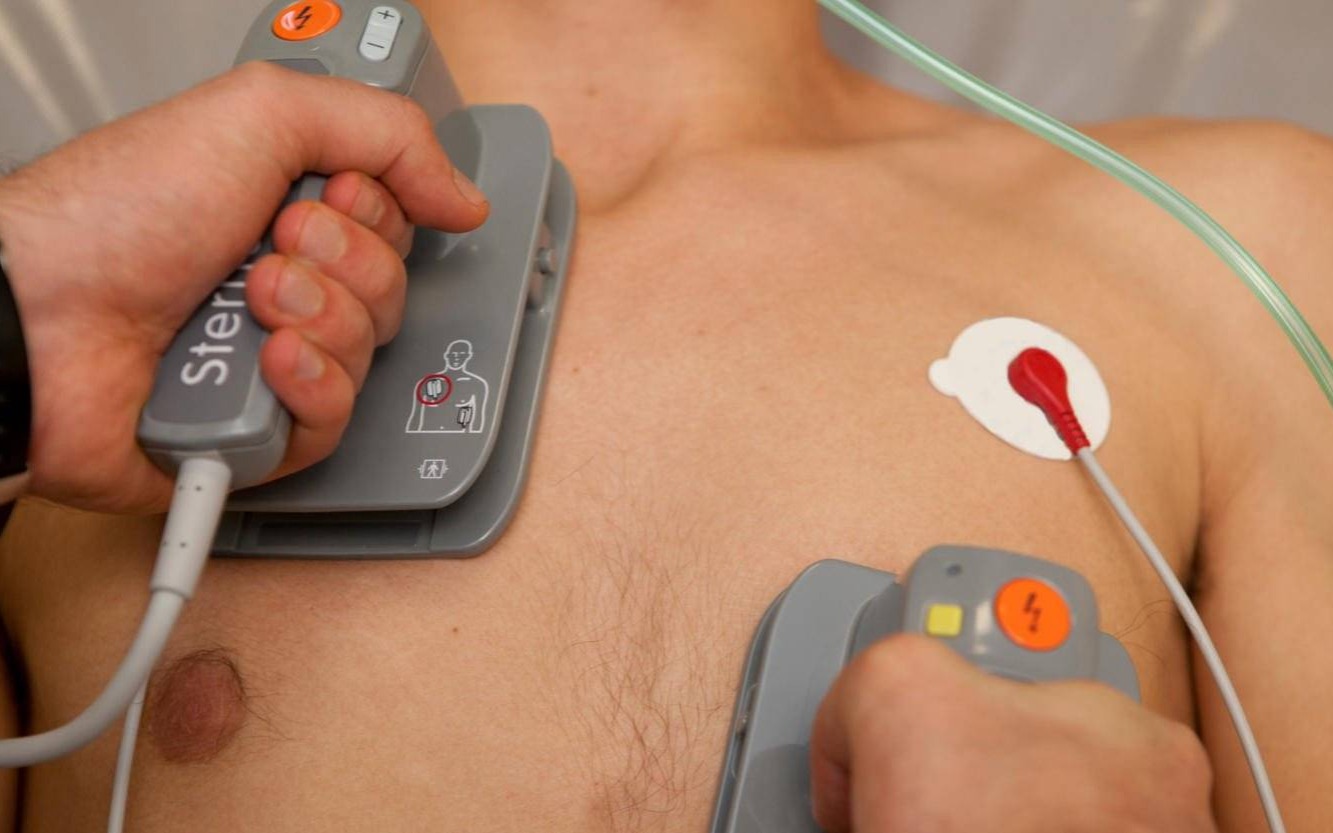 Szybka reakcja i defibrylator AED uratowały życie w powiatowej „Szóstce”