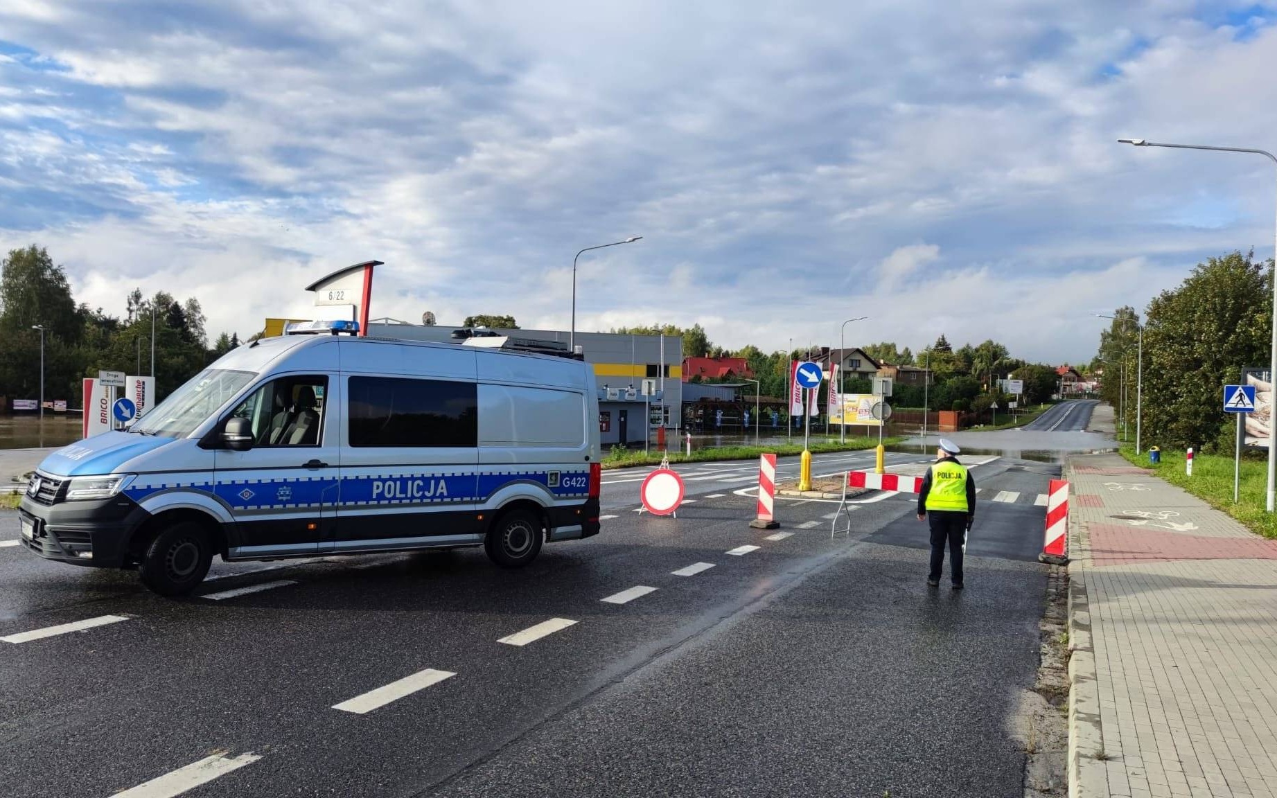 Policjanci zabezpieczają nieprzejezdne odcinki dróg