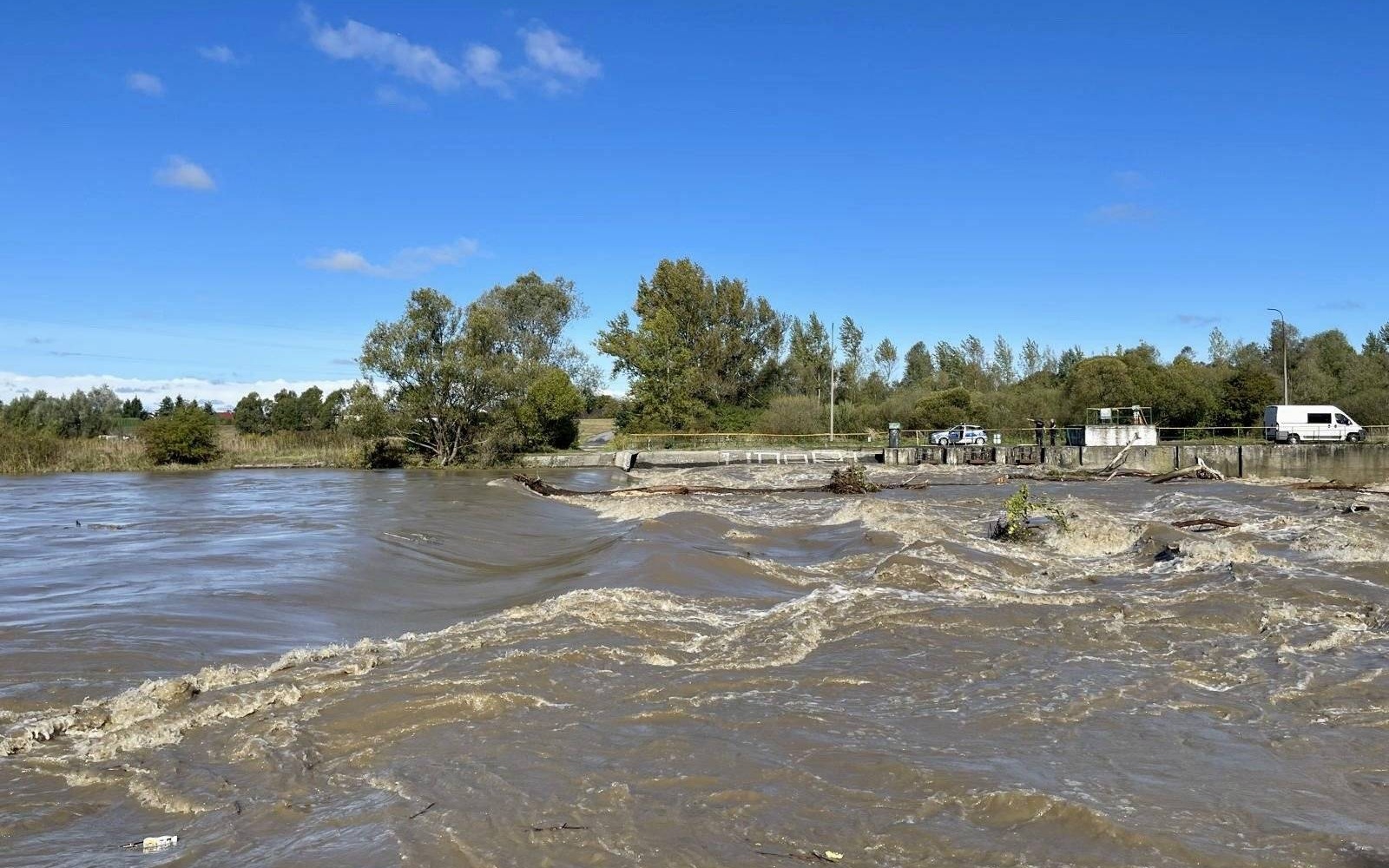 Poziom wody wzrasta. Władze: Sytuacja jest pod kontrolą – FILM, FOTO