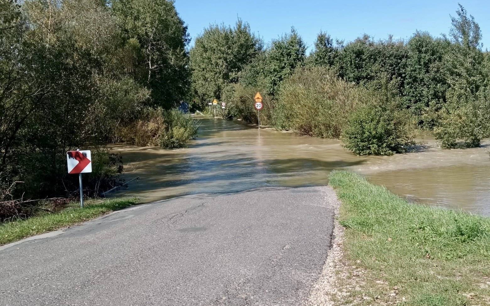 Zalany most Bronisław. Porównanie godz. 12.30 vs. 15.40 – FOTO