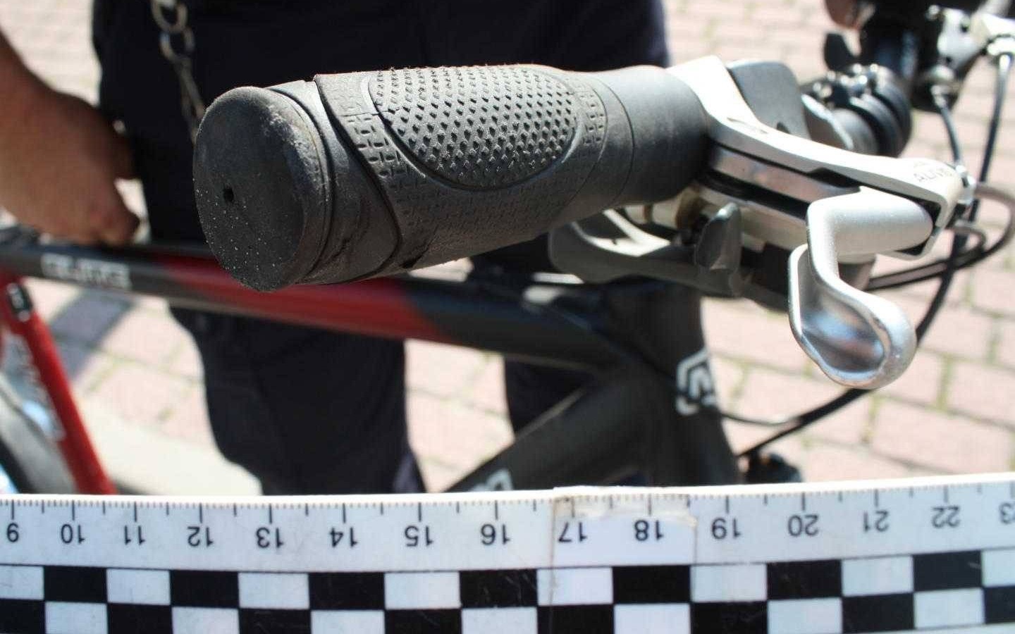 Nastolatek uderzył rowerem w samochód. Miał kask ochronny – FILM