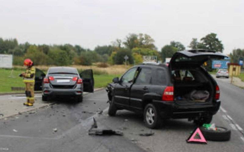 Zderzyli się na skrzyżowaniu. Dwie osoby w szpitalu – FOTO