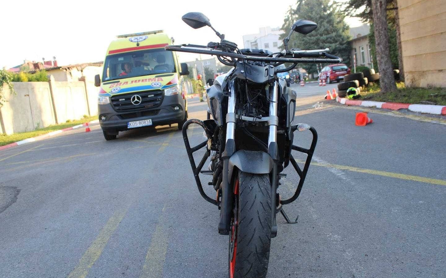 Kursant wjechał motocyklem w drzewo – FOTO