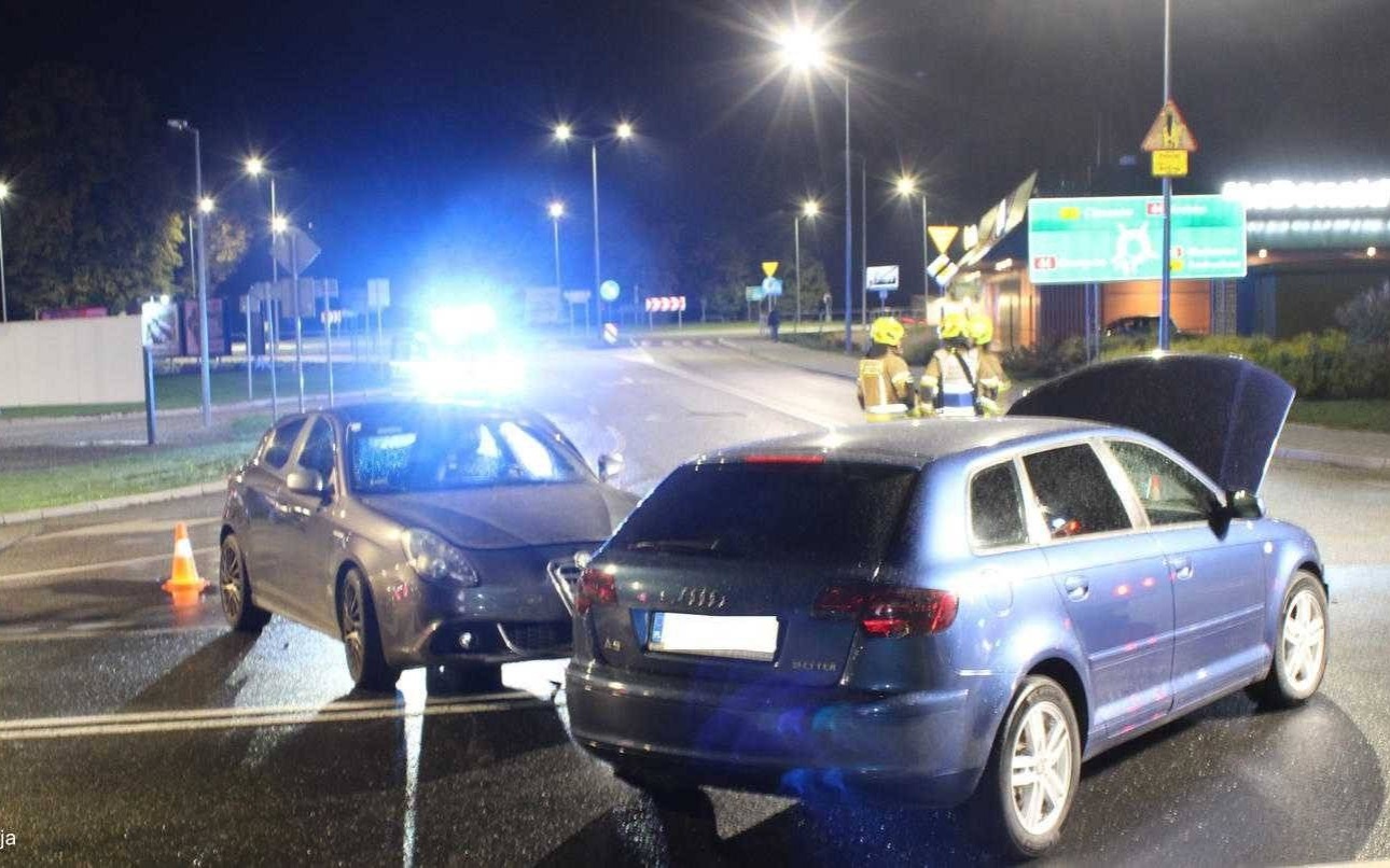 Zderzenie osobówek i wywrotka motocyklisty – FOTO