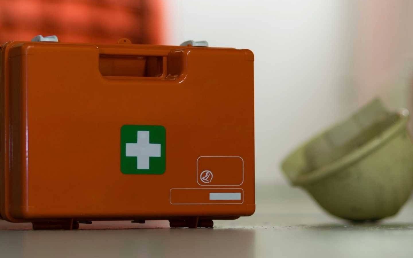 Spadł ze schodów. Uszkodził głowę i kręgosłup