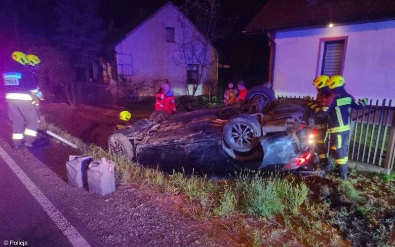 Poranne dachowanie na drodze wojewódzkiej – FOTO
