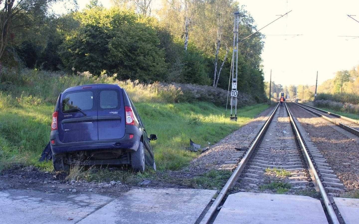 Kierowca wjechał na przejazd kolejowy wprost przed pociąg – FOTO