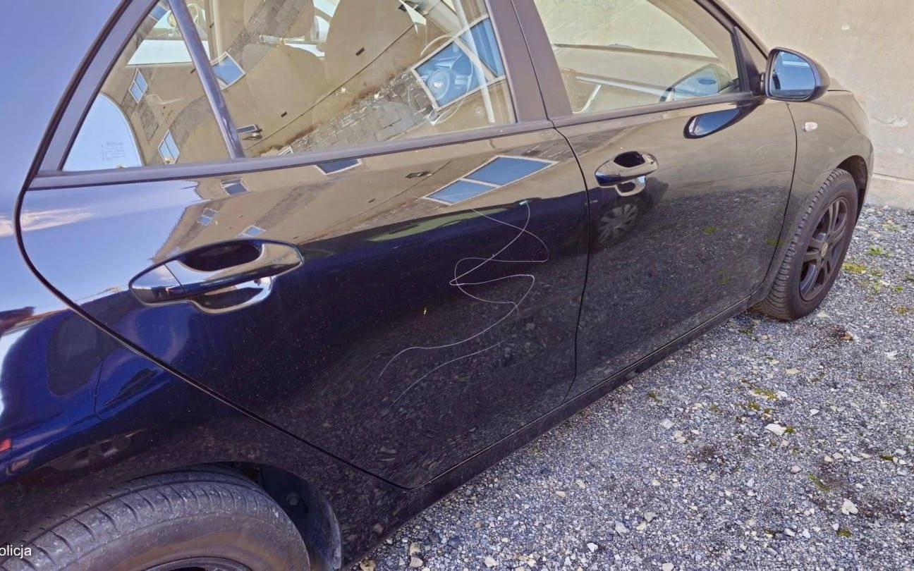 Chuligan uszkodził 14 samochodów. Jest w rękach policji – FOTO