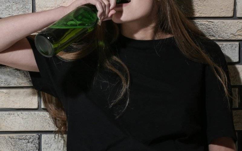 Interwencja na dworcu PKS w Kętach. Kobieta upojona alkoholem