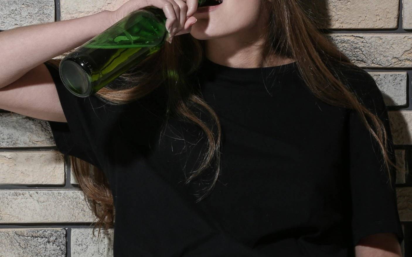 Interwencja na dworcu PKS w Kętach. Kobieta upojona alkoholem