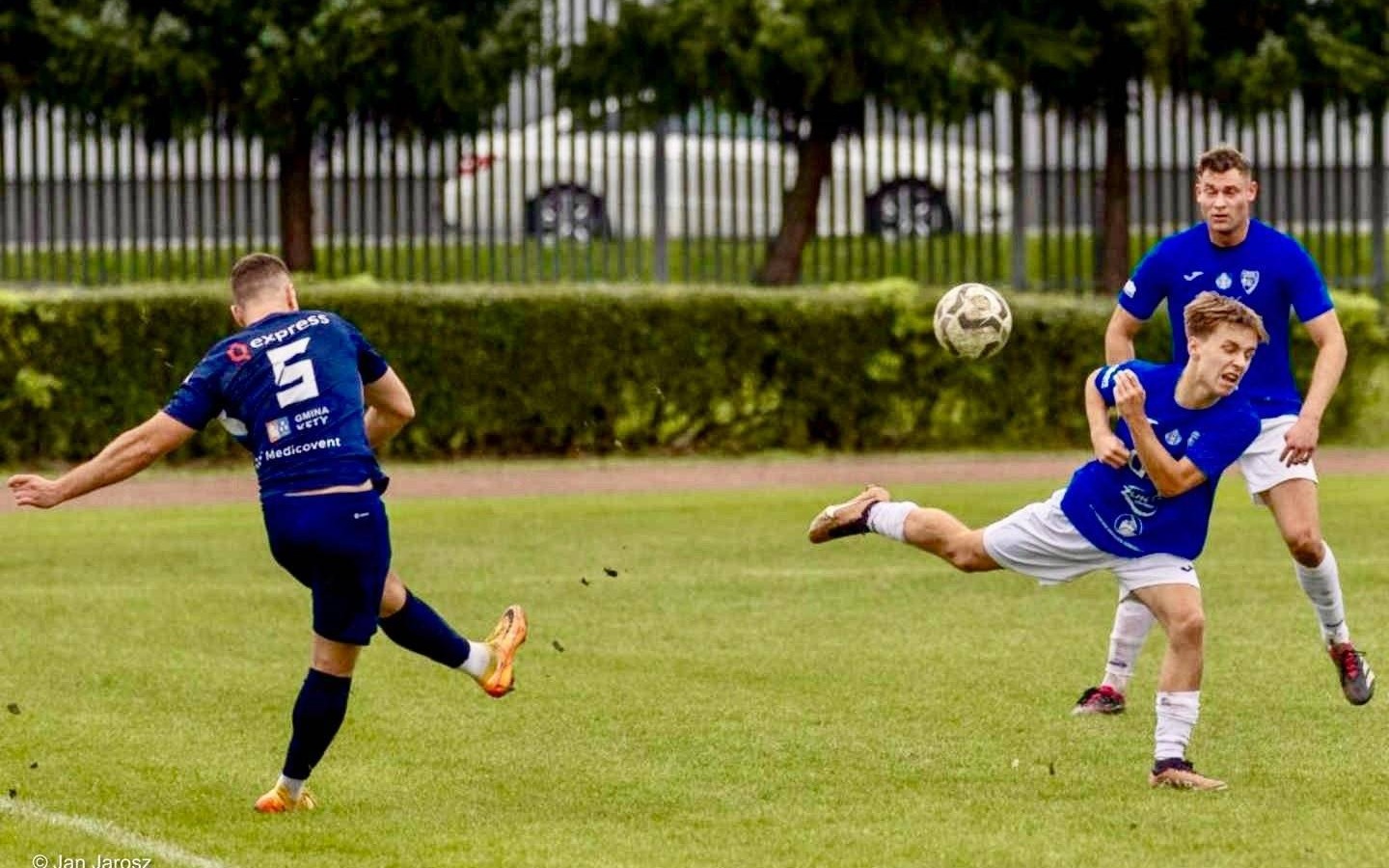 Chełmek i Niwa w ścisłym czubie V ligi. Zestaw par