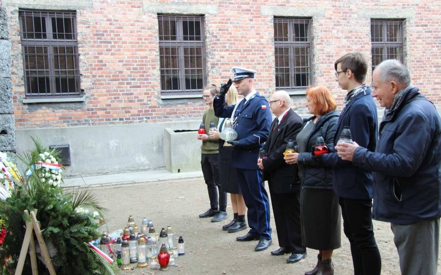Wielopokoleniowy hołd ofiarom Auschwitz i Holokaustu – FOTO