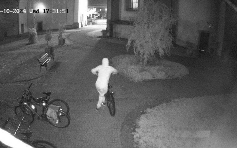 Policjanci szukają złodzieja roweru. Mamy zdjęcia z monitoringu – FOTO
