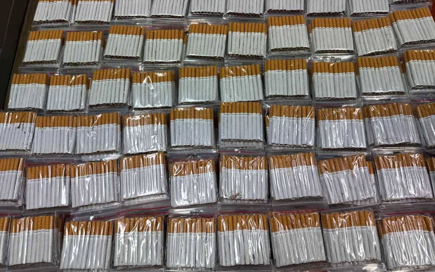 Nielegalne papierosy schowane w sklepie za umywalką