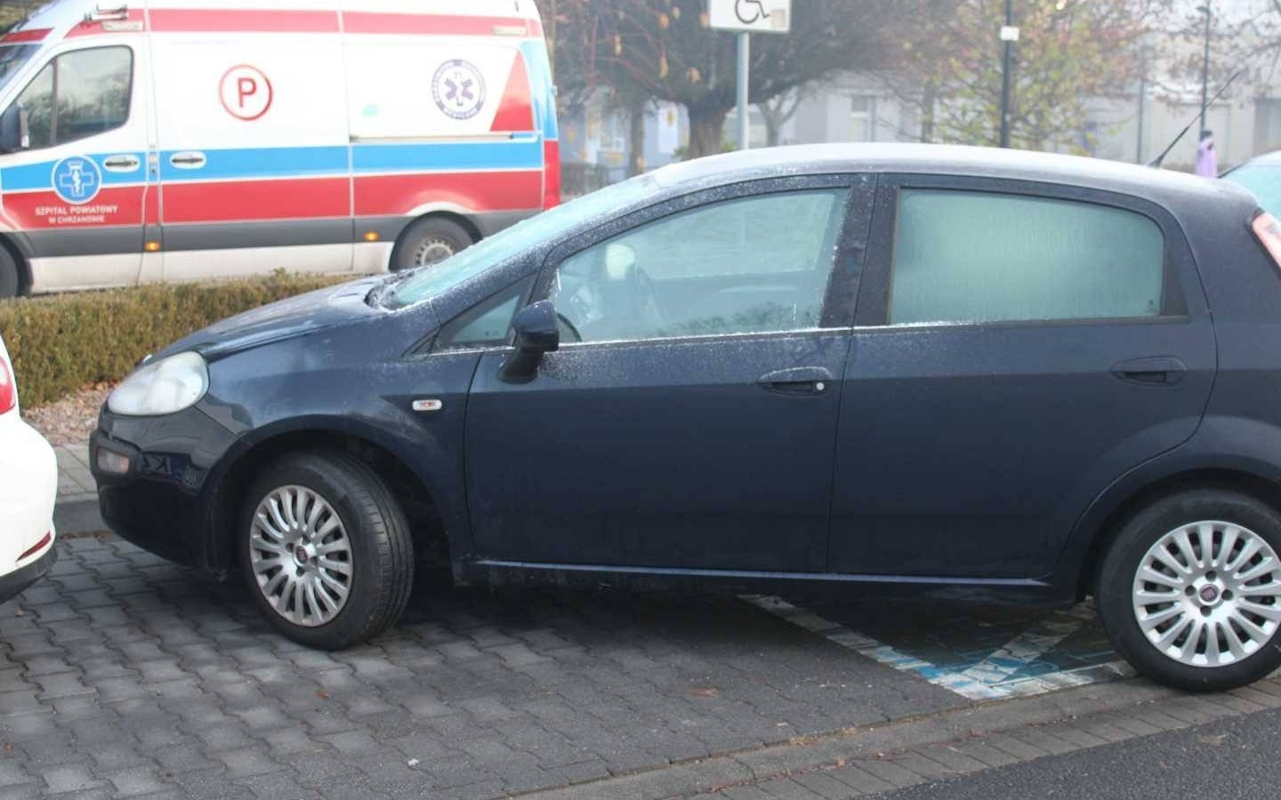 Senior potrącił nastolatka przechodzącego przez jezdnię na przejściu