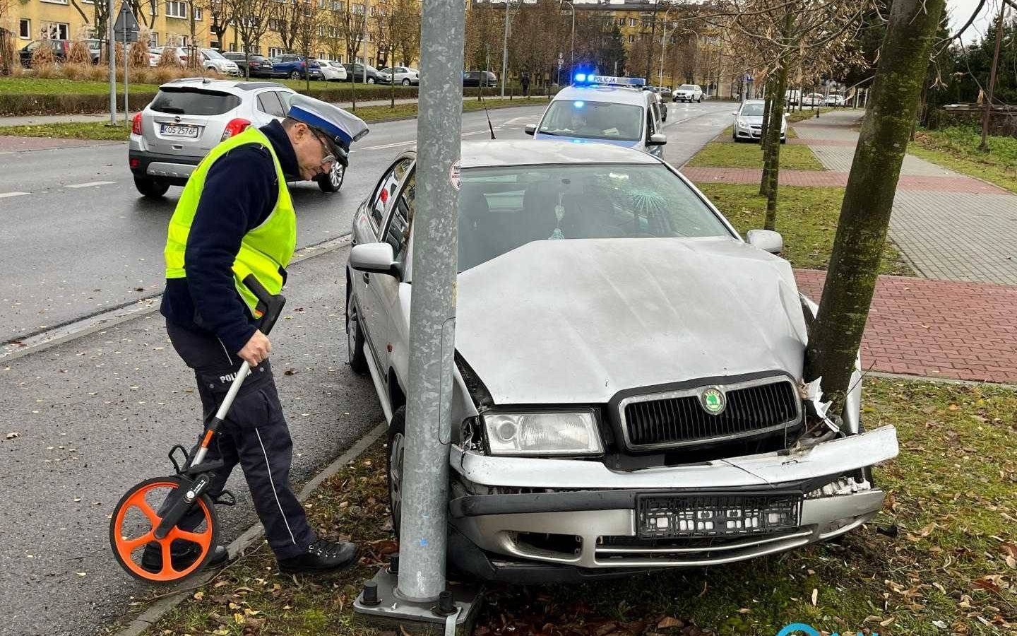 Uderzył skodą w drzewo i latarnię. Policja apeluje o ostrożność