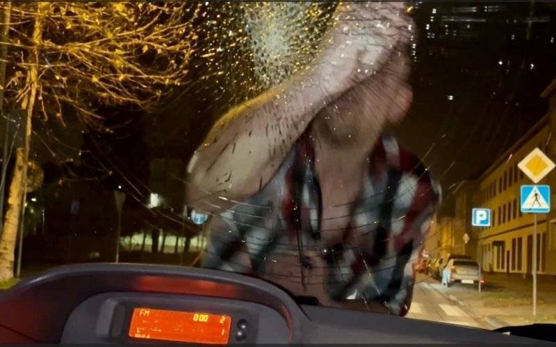 Rozbił szybę w samochodzie. Jechał na masce przez kilka ulic – FILM, FOTO