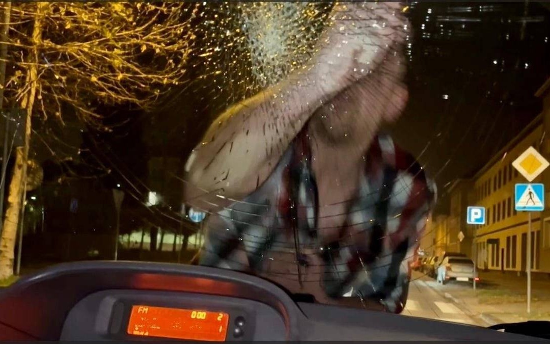 Rozbił szybę w samochodzie. Jechał na masce przez kilka ulic – FILM, FOTO