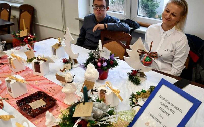 Fakty z powiatu: Kiermasz świąteczny w starostwie – FOTO