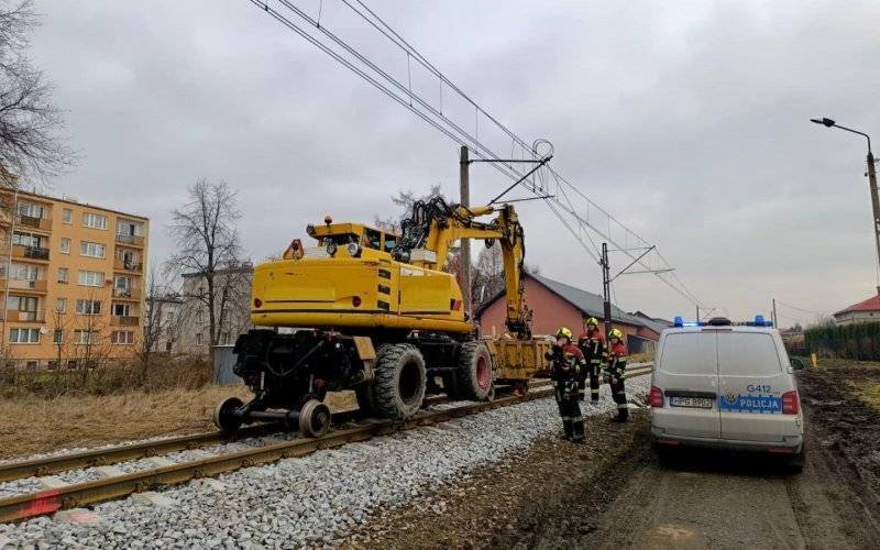 Koparka toczyła się po torowisku w Kętach