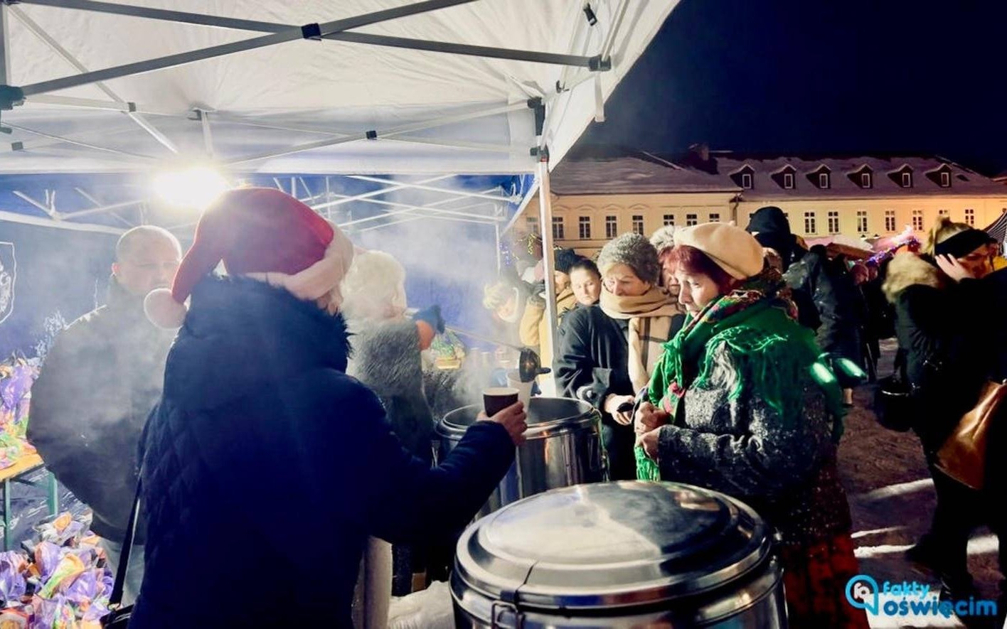 Kolędy, życzenia i wigilijne potrawy – Wigilia Oświęcimska na Rynku